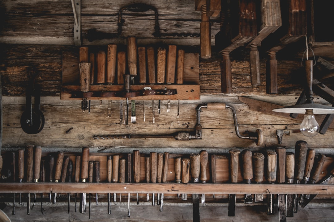 Atelier artisan avec outils organisés