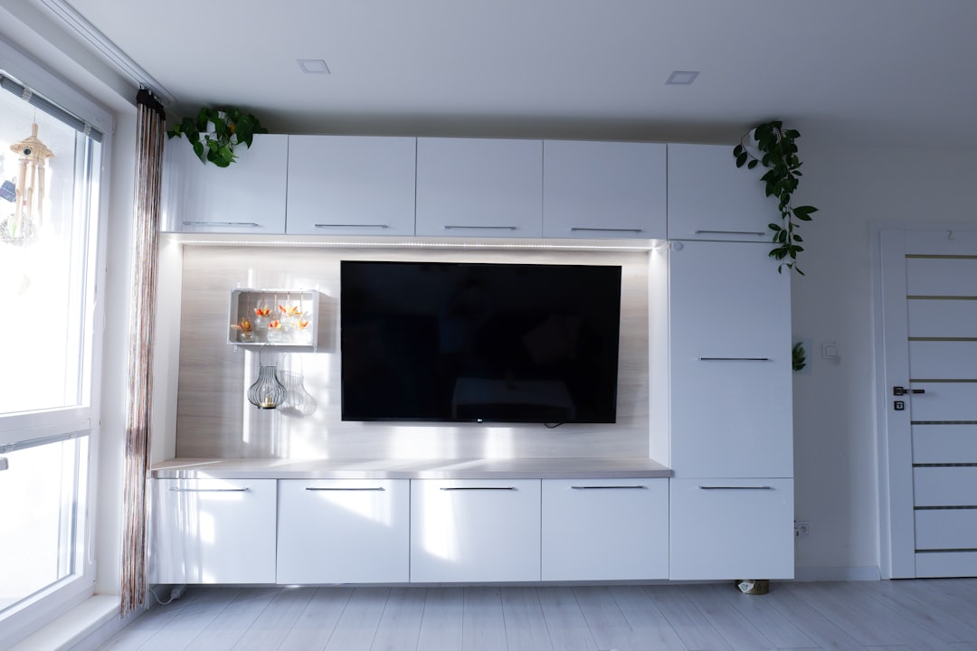Intérieur rénové après passage de l'électricien, installation invisible et propre