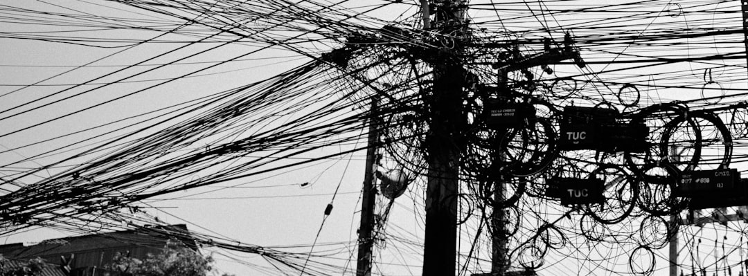 Câblage électrique apparent et désordonné avant rénovation