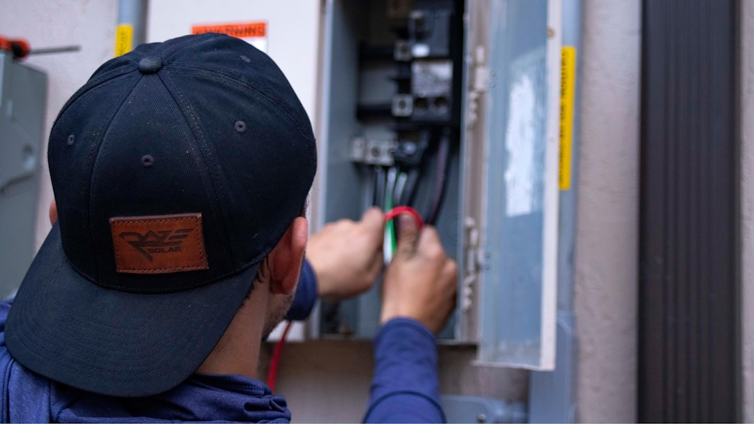 Électricien intervenant en urgence sur un tableau électrique